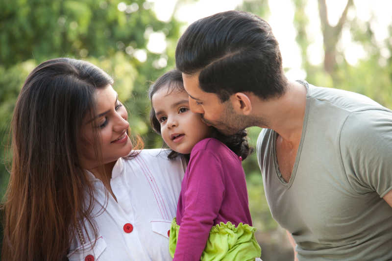 慈祥的爸爸妈妈与可爱的女儿