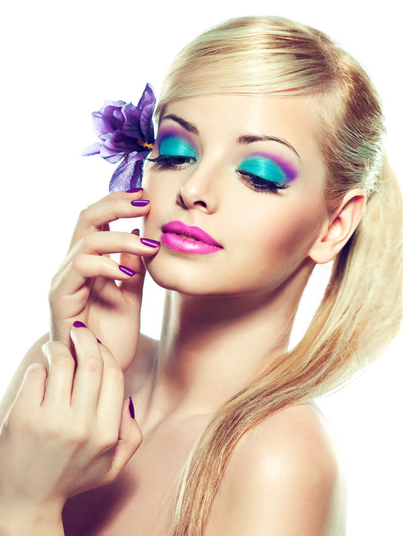 时尚化妆和紫色指甲金色模特