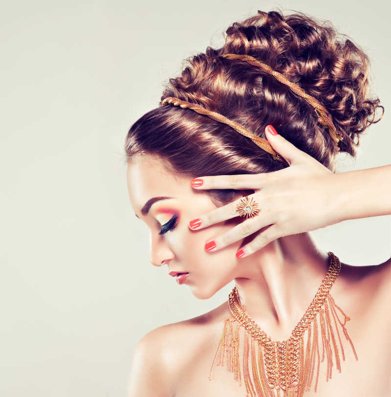 珊瑚造型和修指甲的模特希腊发型