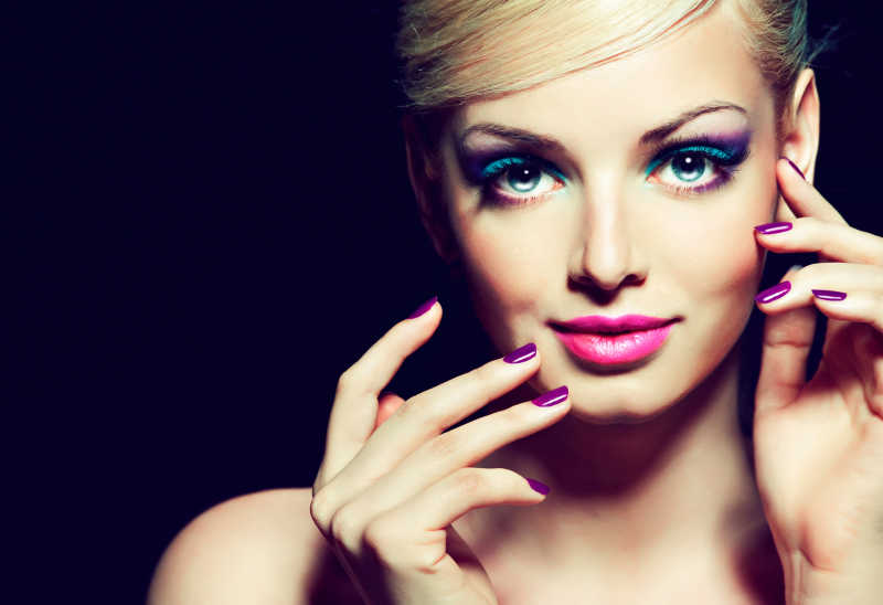 时尚化妆和紫色指甲金色模特肖像