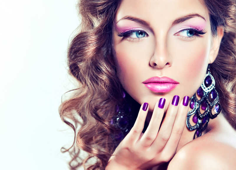 美丽的卷发和紫色指甲造型