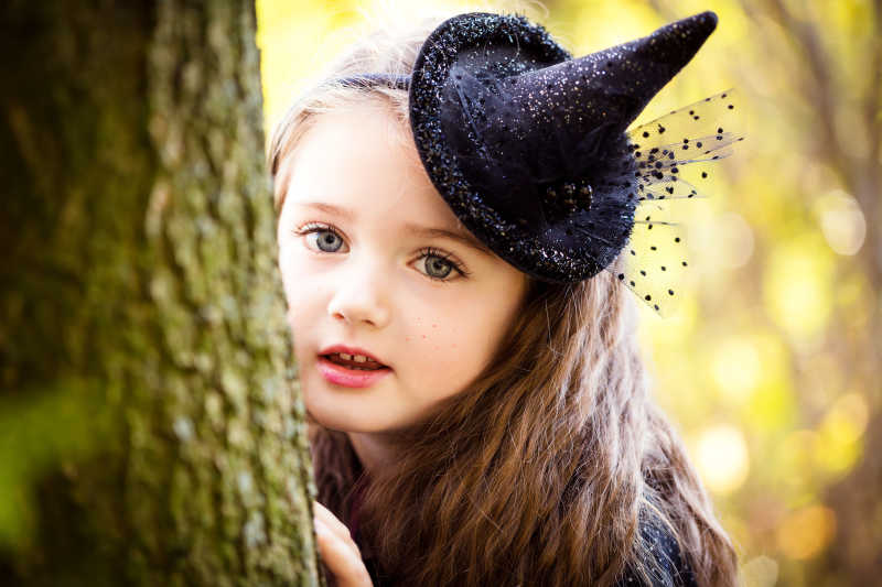 万圣节装扮的可爱的小女孩