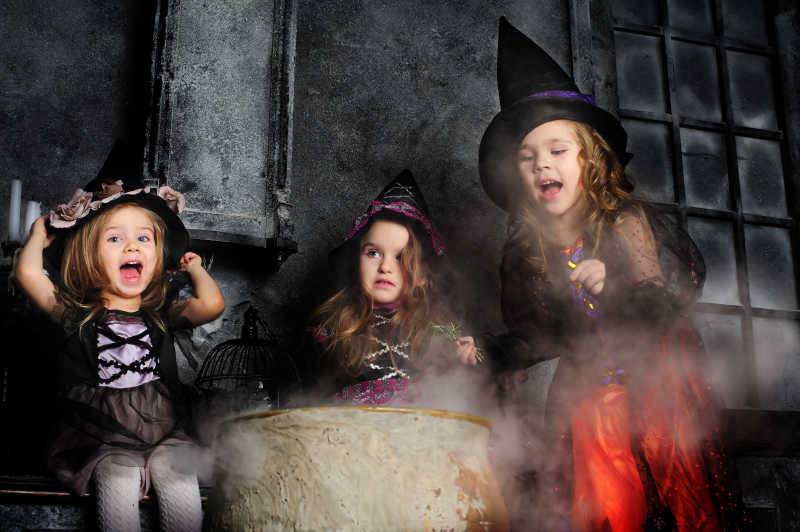 万圣节女巫装扮的小女孩们