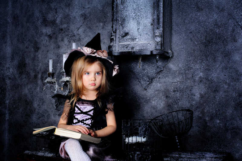 万圣节女巫装扮的小女孩