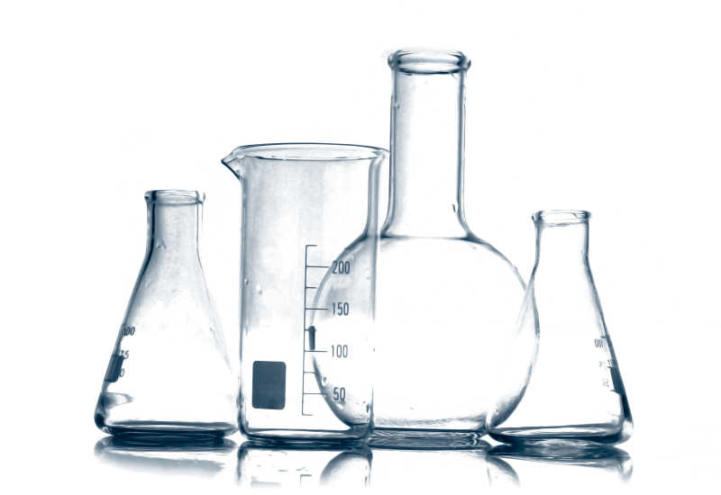 白色背景上实验玻璃器皿