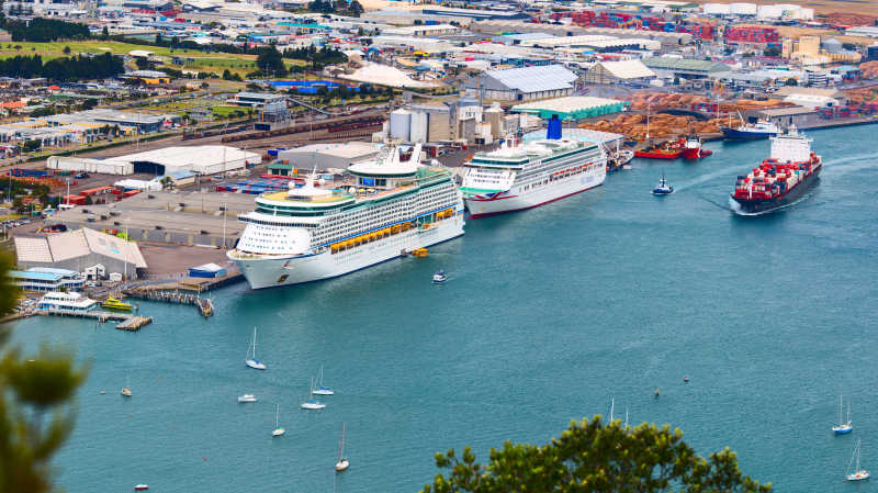 湖面豪华游轮特写