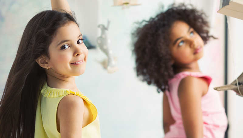 两个快乐的小女孩