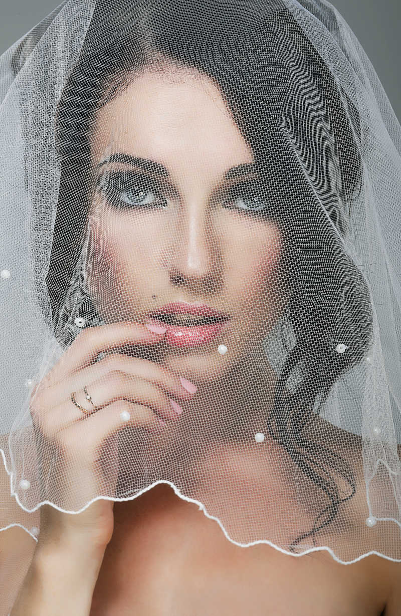 戴着白色面纱的新娘