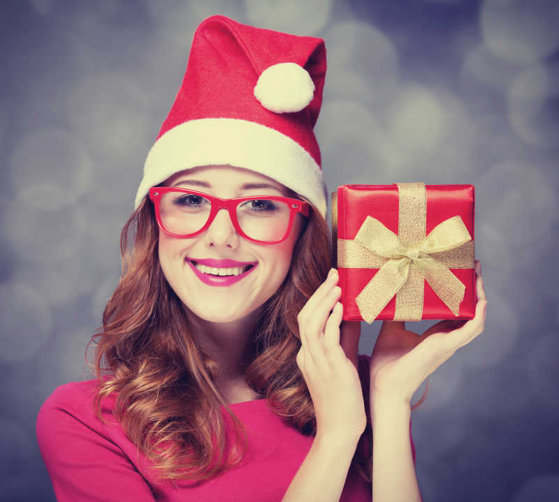 带着圣诞帽的红发女孩