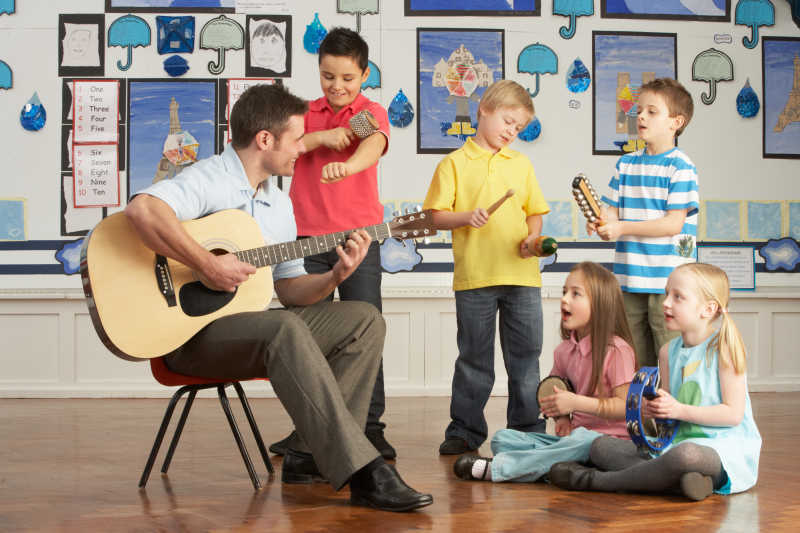 男老师弹吉他给孩子们听