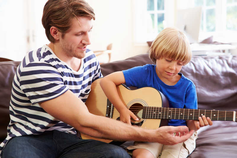 父亲教儿子弹吉他