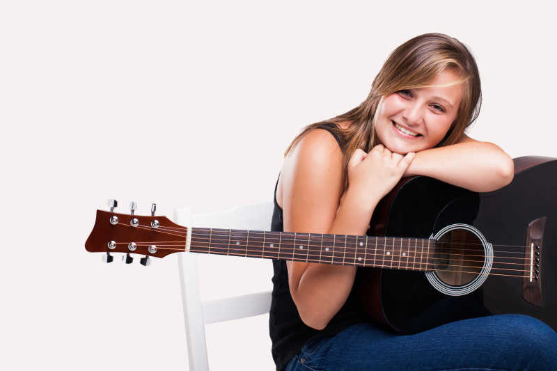 趴在吉他上的年轻人