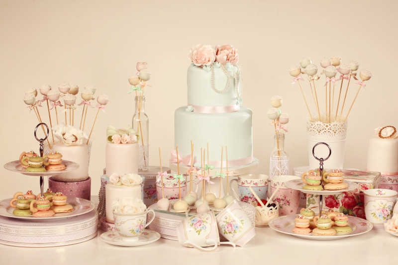 桌上的各式不同种类的糕点特写