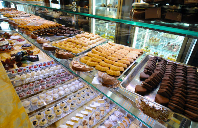 蛋糕店里的不同类型的糕点特写