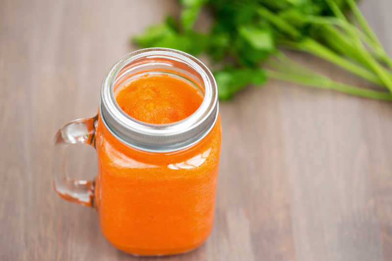 玻璃杯里的橙色果汁饮料