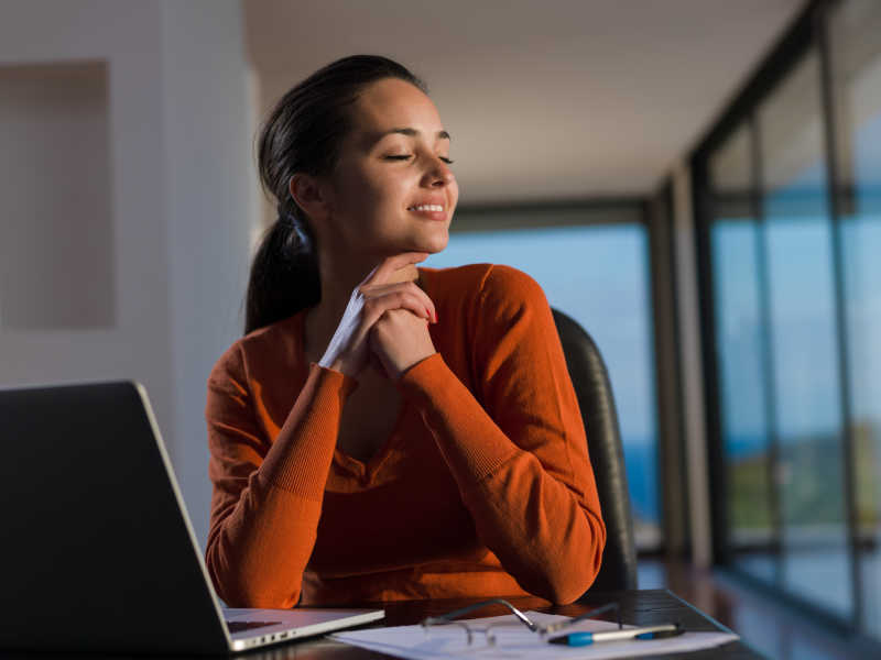 利用笔记本电脑办公的职业女性