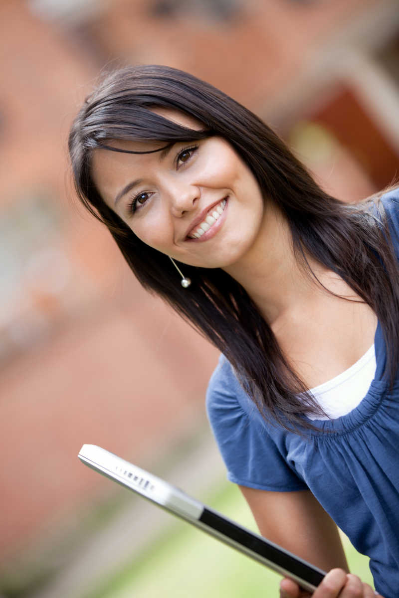 女大学生手持笔记本电脑肖像