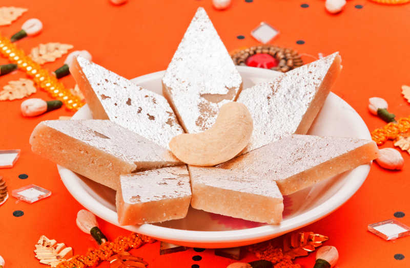 盘子里的印度甜点