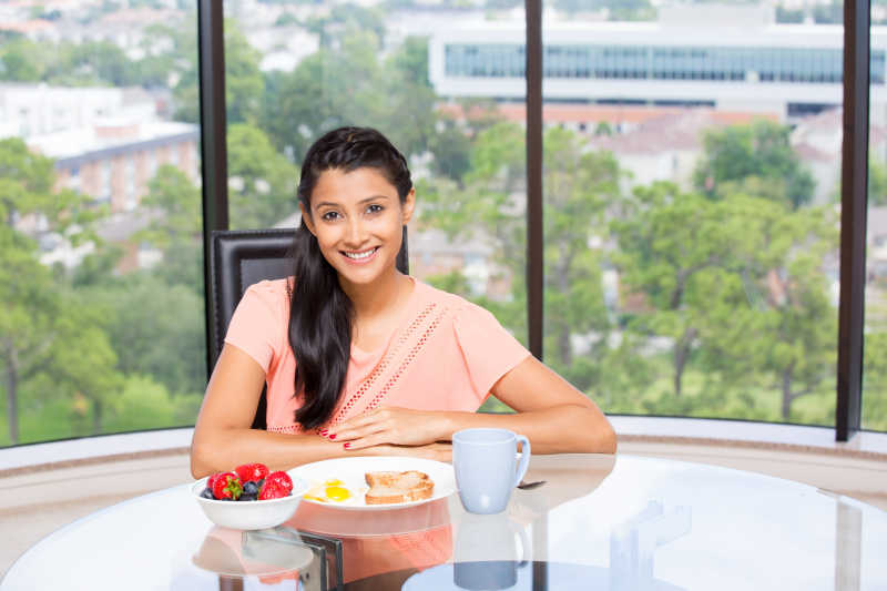 年轻的印度美女浴美食
