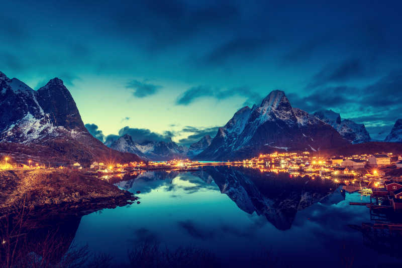 挪威群岛日落下的独特风景