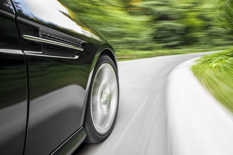 高速行驶的汽车特写