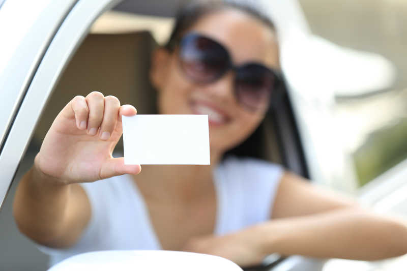 女驾驶员拿着空白名片