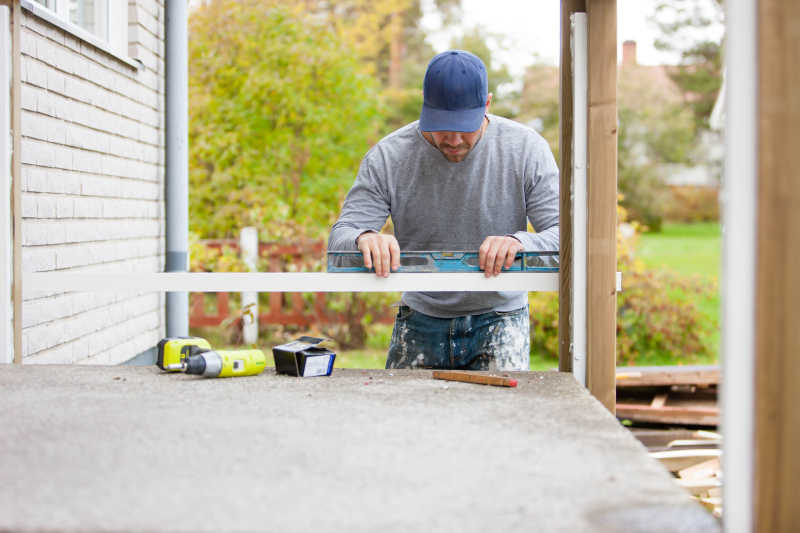 建筑工人检查水瓶工作