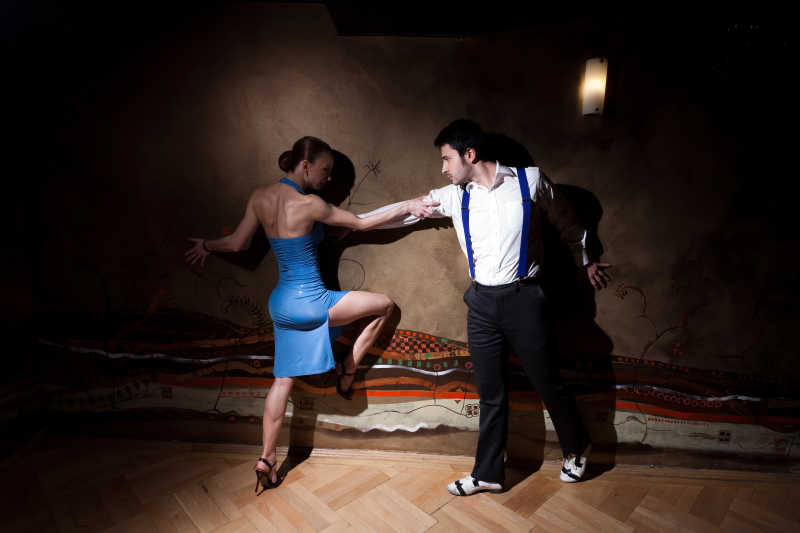 专业跳探戈的舞者