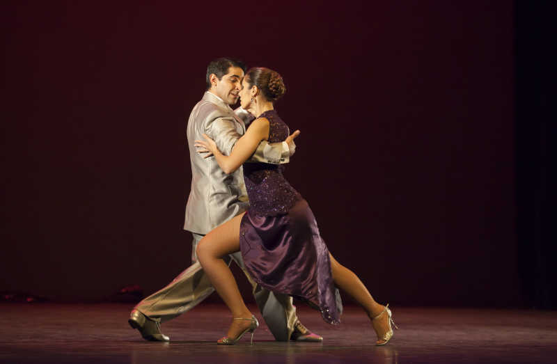 表演探戈舞蹈的舞者