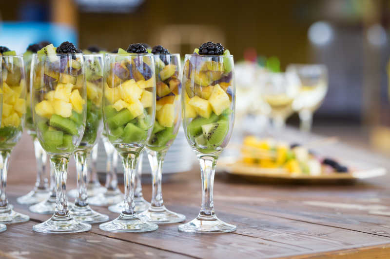 高脚杯里的切块的水果