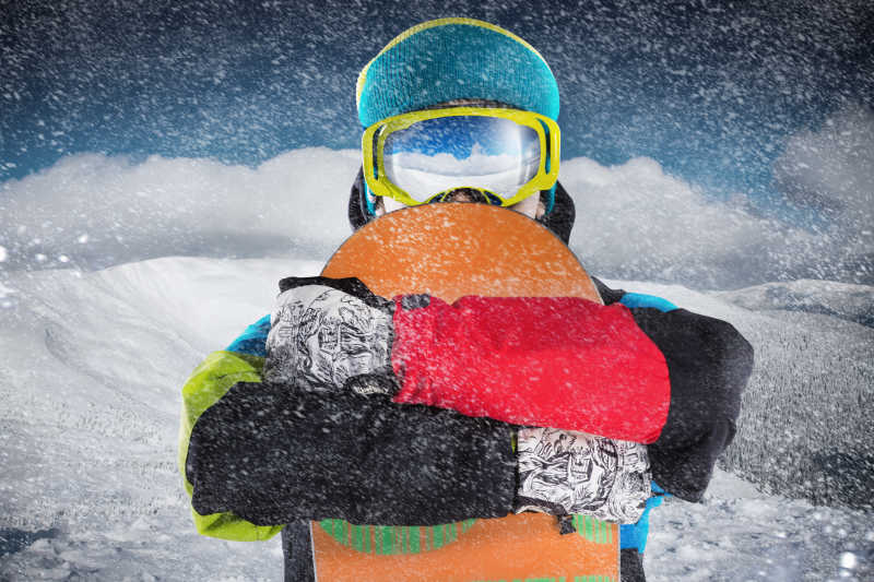 抱着滑雪板的滑雪爱好者