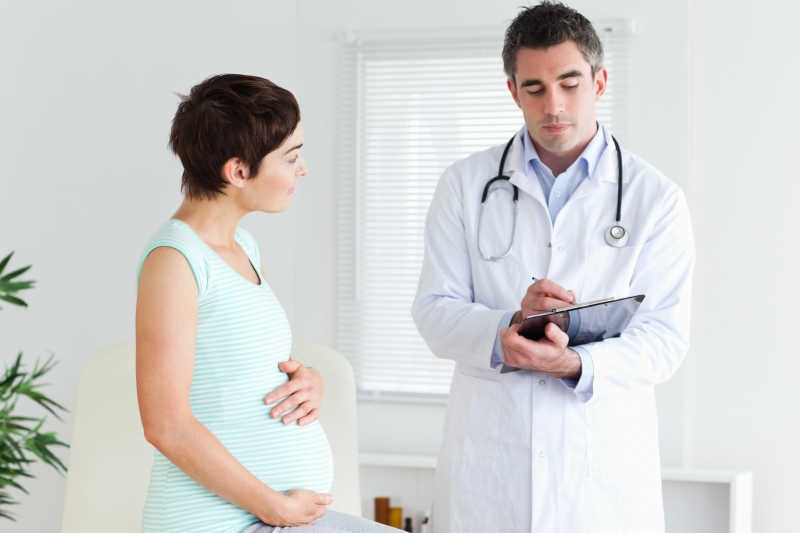 孕妇与男性医生交谈注意事项