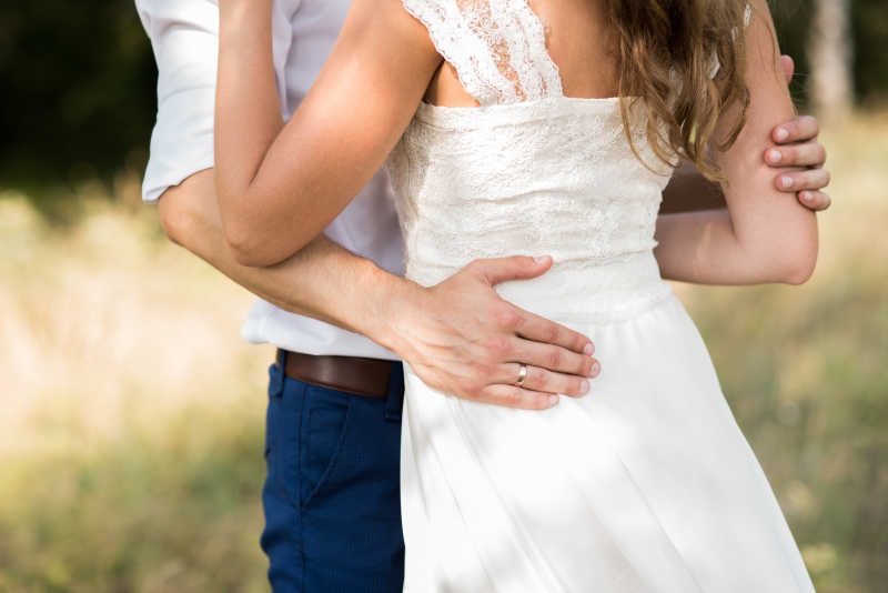 相互拥抱的新婚夫妇