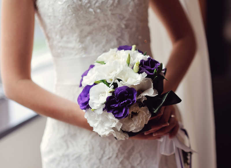 新娘捧花图片 新娘手里的白紫色捧花素材 高清图片 摄影照片 寻图免费打包下载