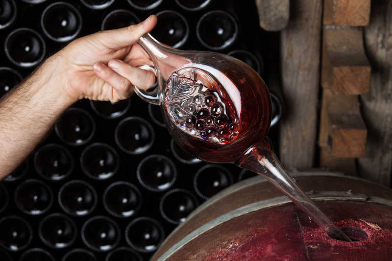 从酒桶里抽取样品特写