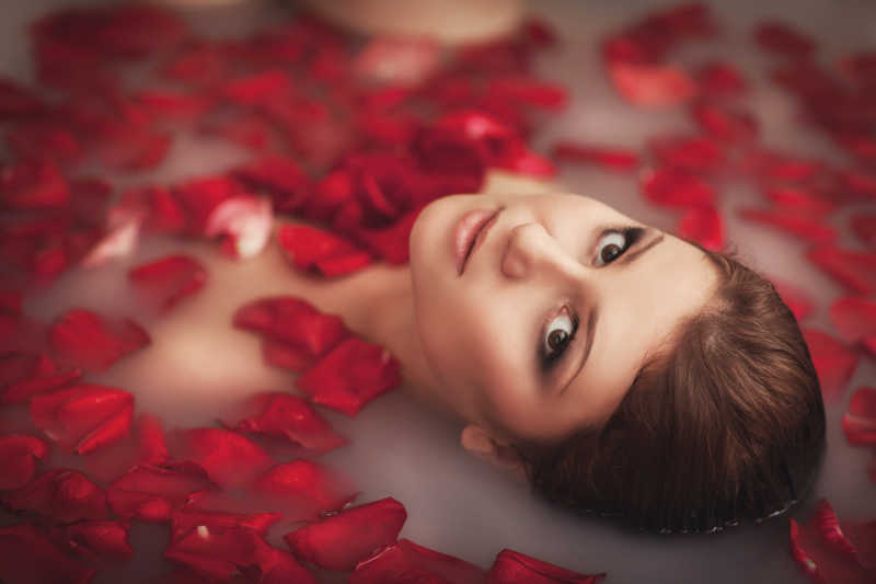 花瓣泡澡的美女