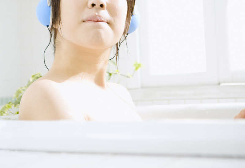 在浴缸里泡澡的美女