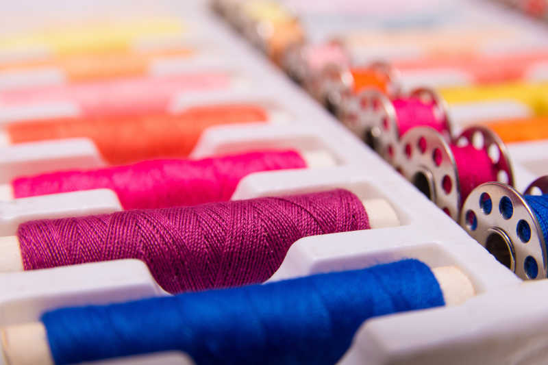 不同颜色的纺织线