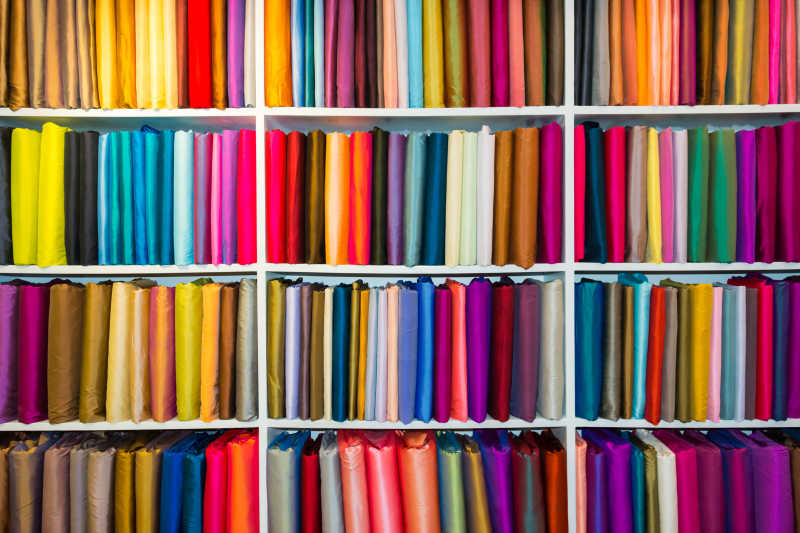 货架上的彩色织物样品