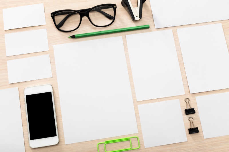 整齐的白色空白纸片