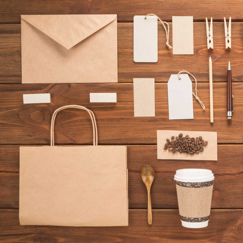 棕色木板上的整齐的浅棕色纸片特写