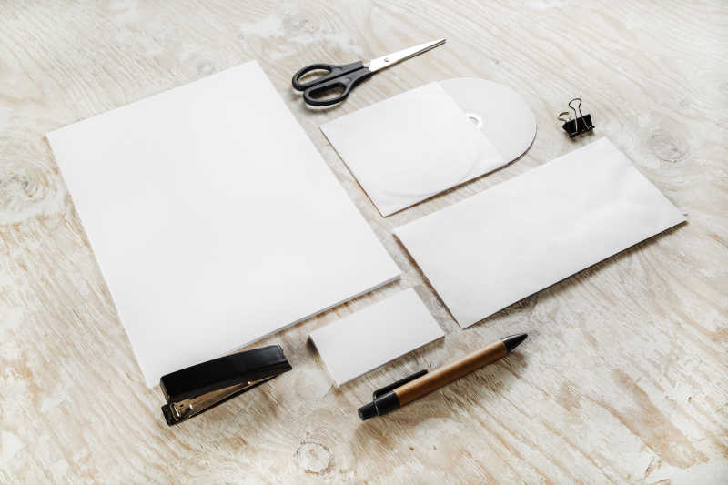 摆放整齐的空白纸片