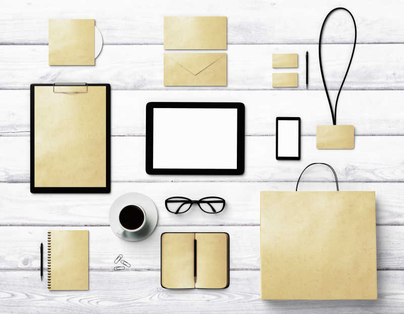 白色木板上的空白书本纸片