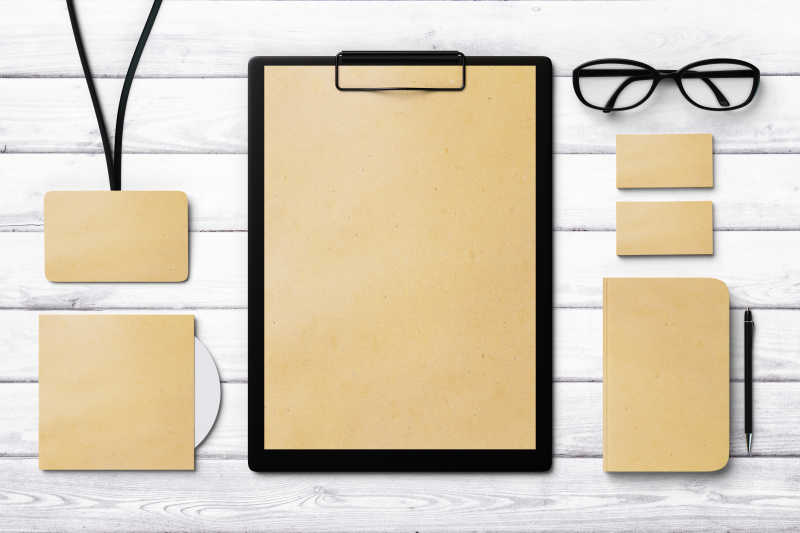 木制桌面上的浅棕色空白纸片