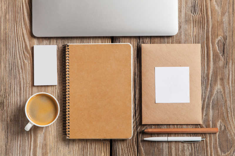 木制背景上的书本和咖啡