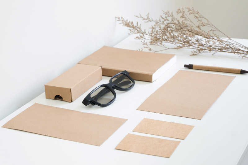 白色桌面上摆放整齐的空白纸片