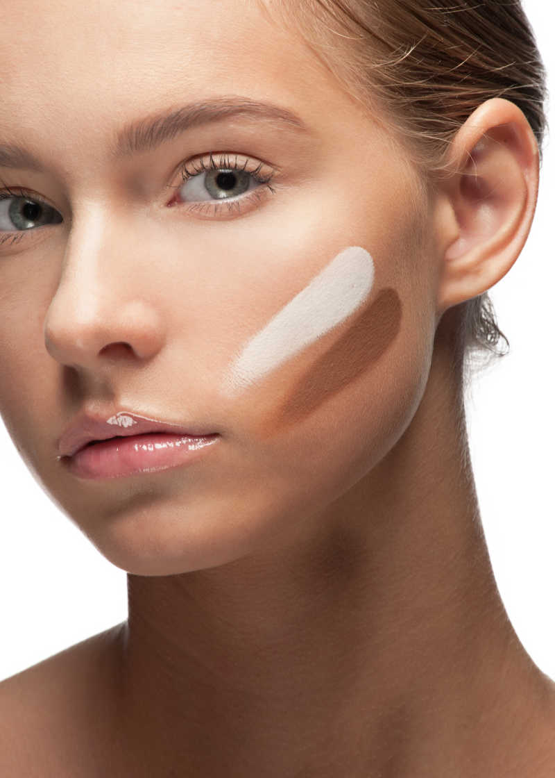 美女脸上的不同颜色的底妆