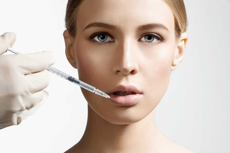 美女接受唇部注射玻尿酸特写