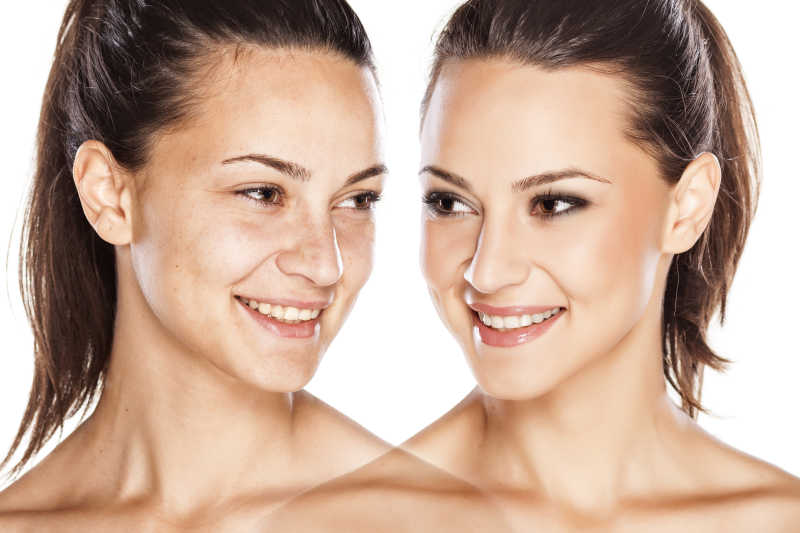 微笑的美女化妆前后的对比