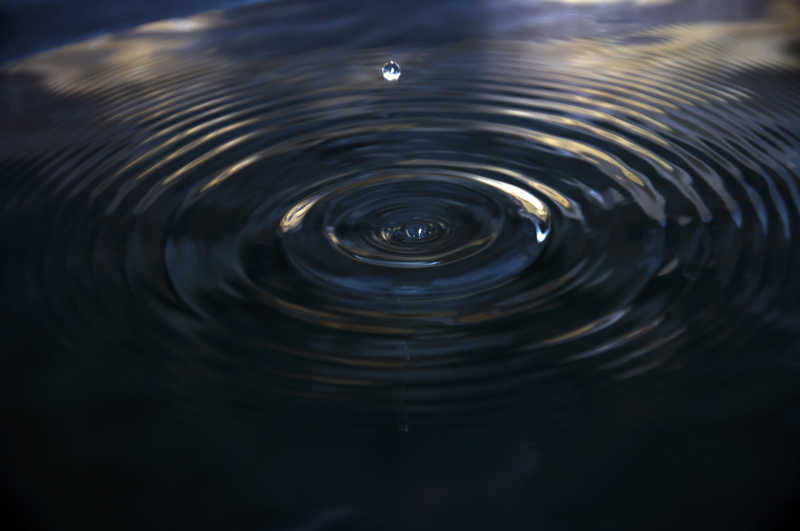 深色背景上的水滴与波纹